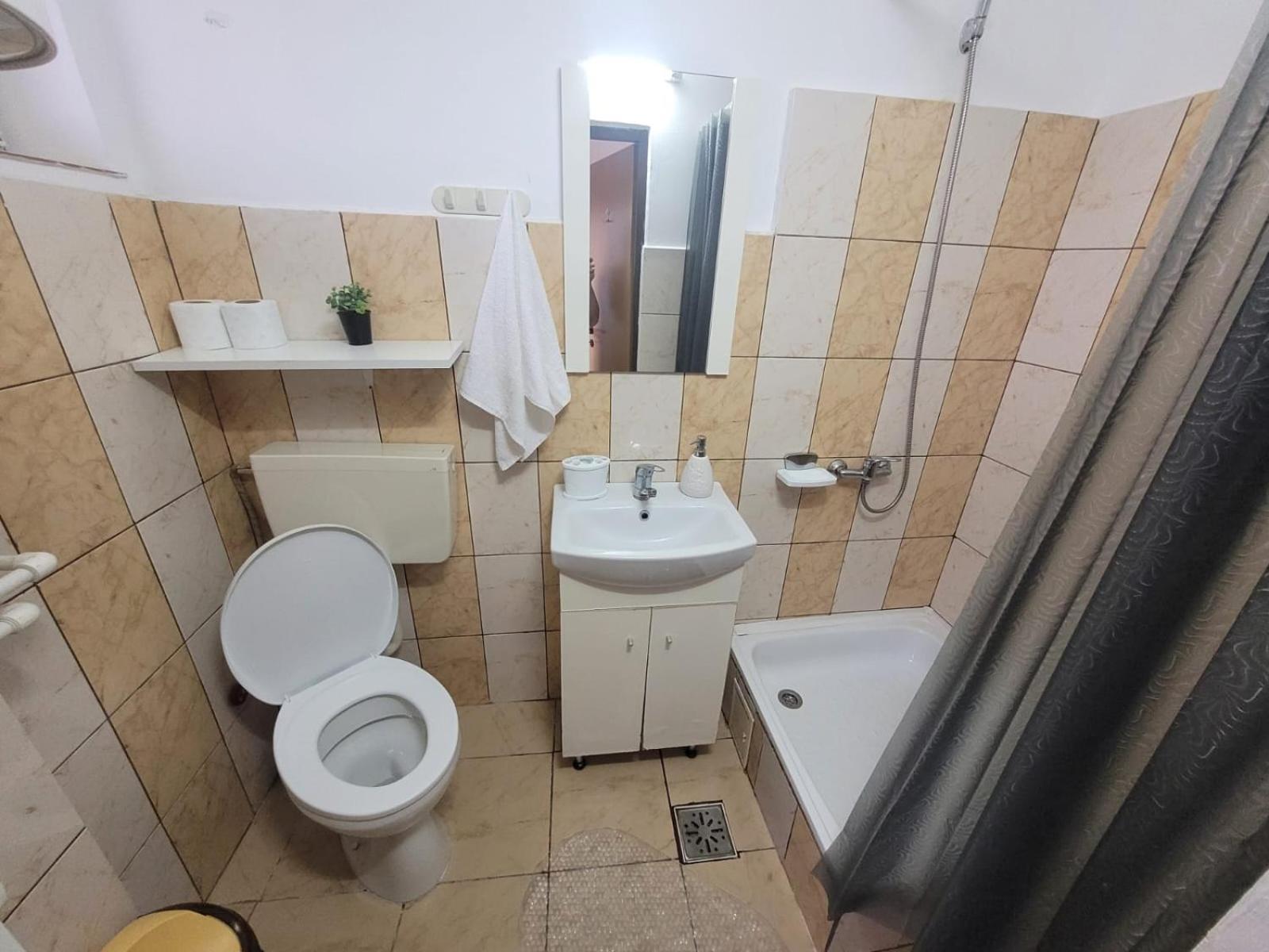 Nord, Plaja Acapulco, Garsoniere Four Studios, Bucatarie Comuna, Baie Proprie, Etaj 4, Fara Lift *